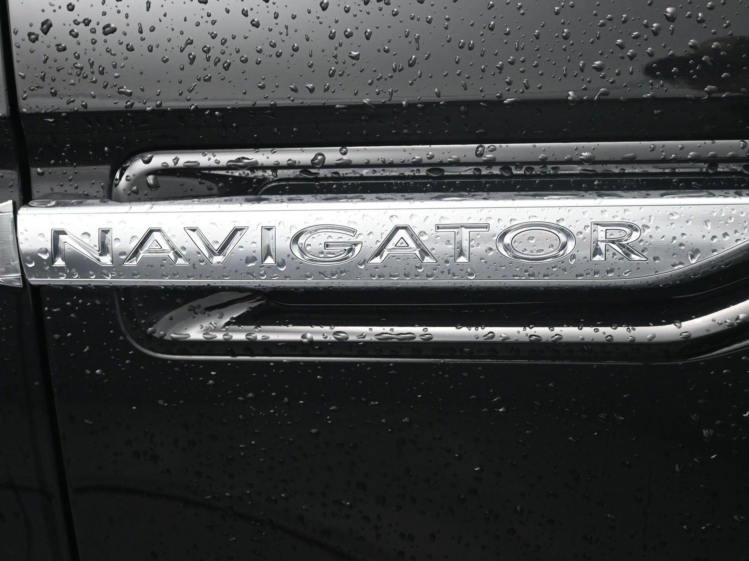 Used 2019 Infinite Black Metallic Lincoln Reserve image 6