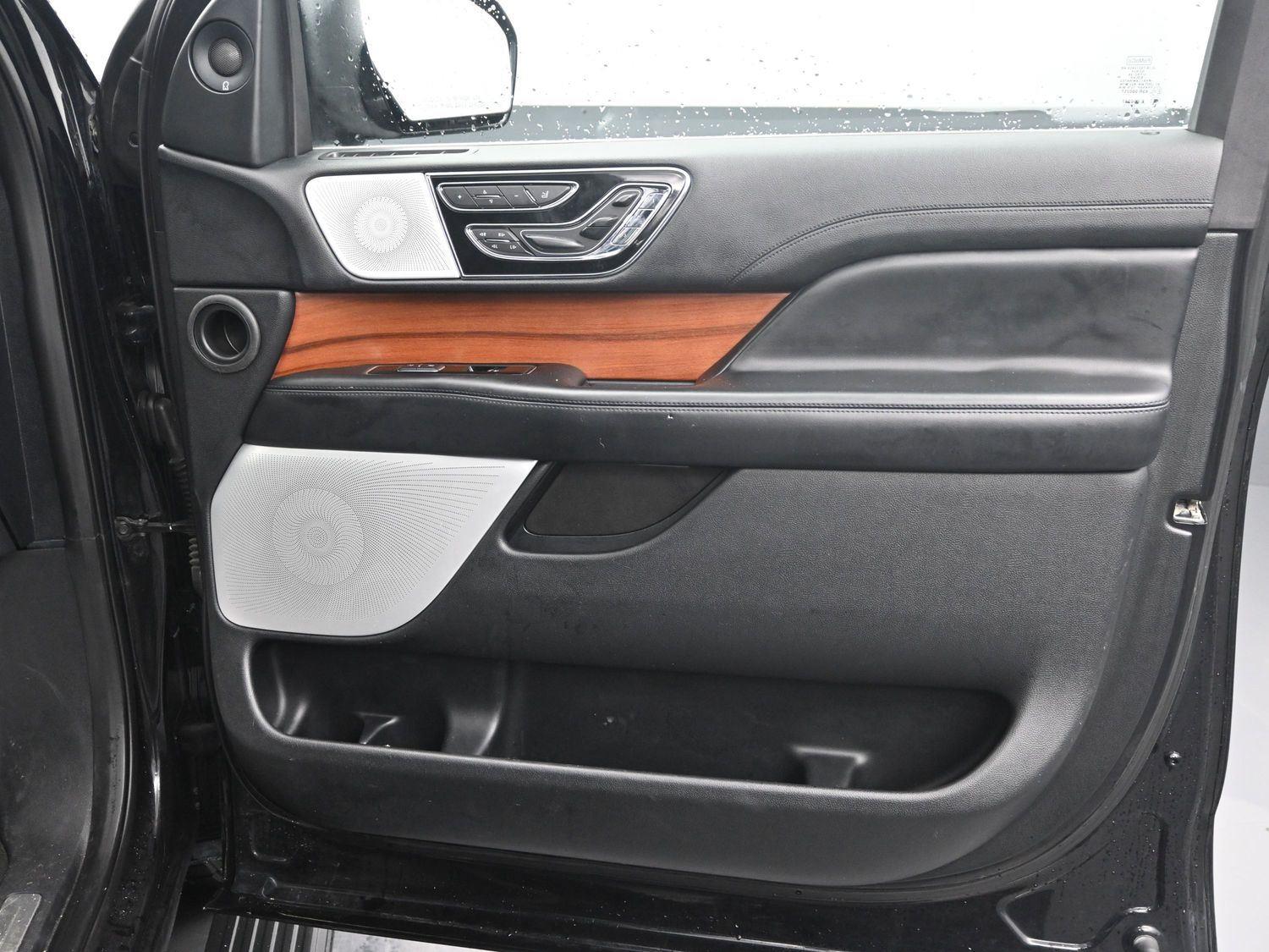 Used 2019 Infinite Black Metallic Lincoln Reserve image 8