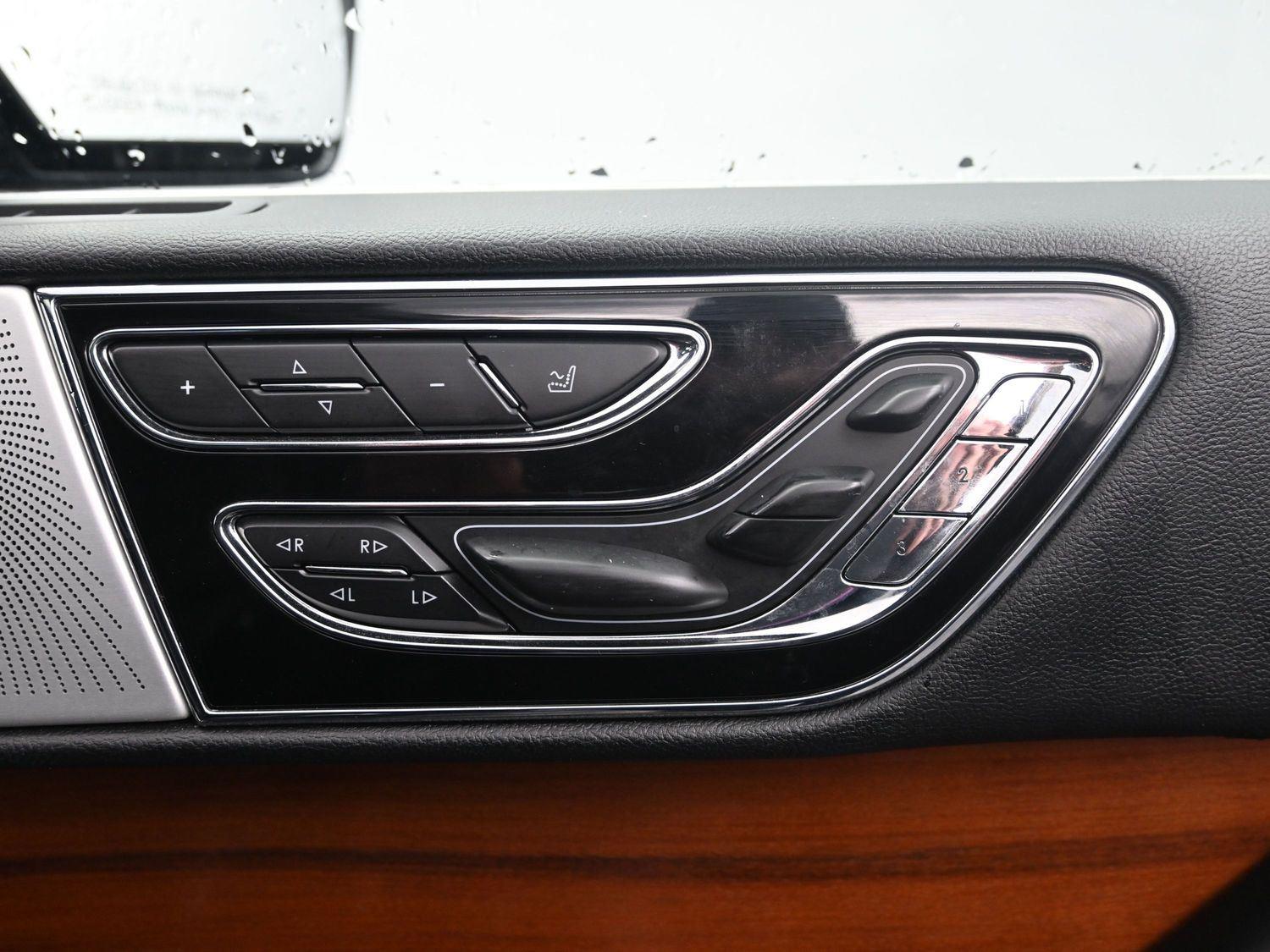 Used 2019 Infinite Black Metallic Lincoln Reserve image 9