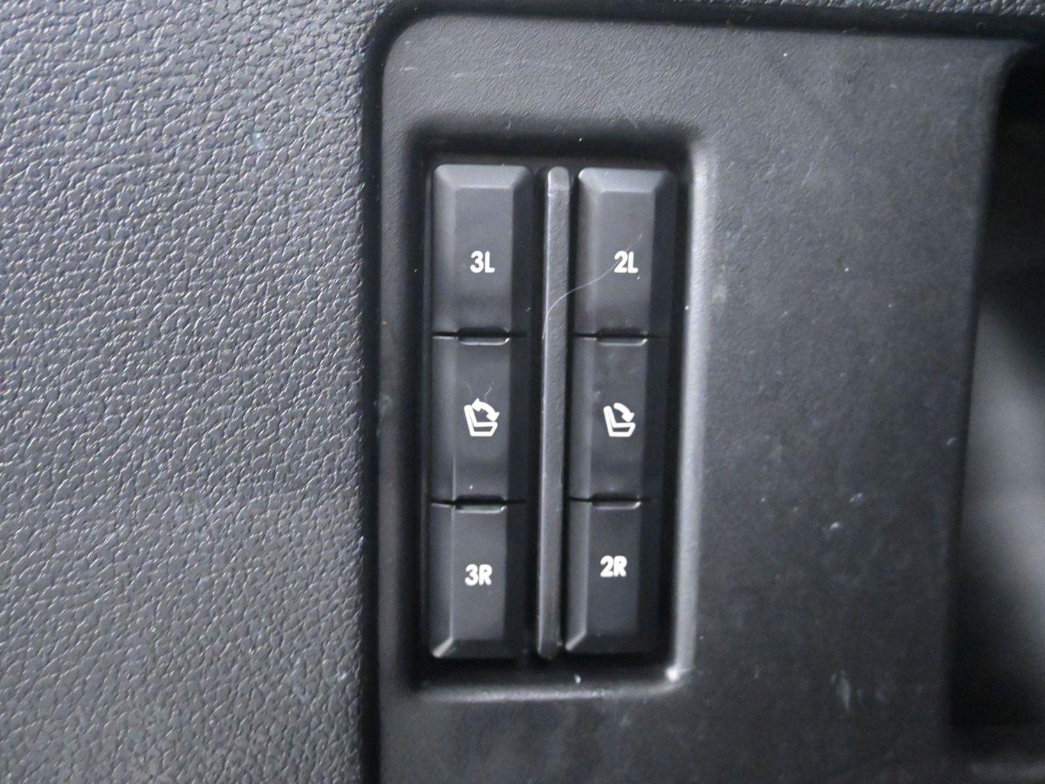 Used 2019 Infinite Black Metallic Lincoln Reserve image 18