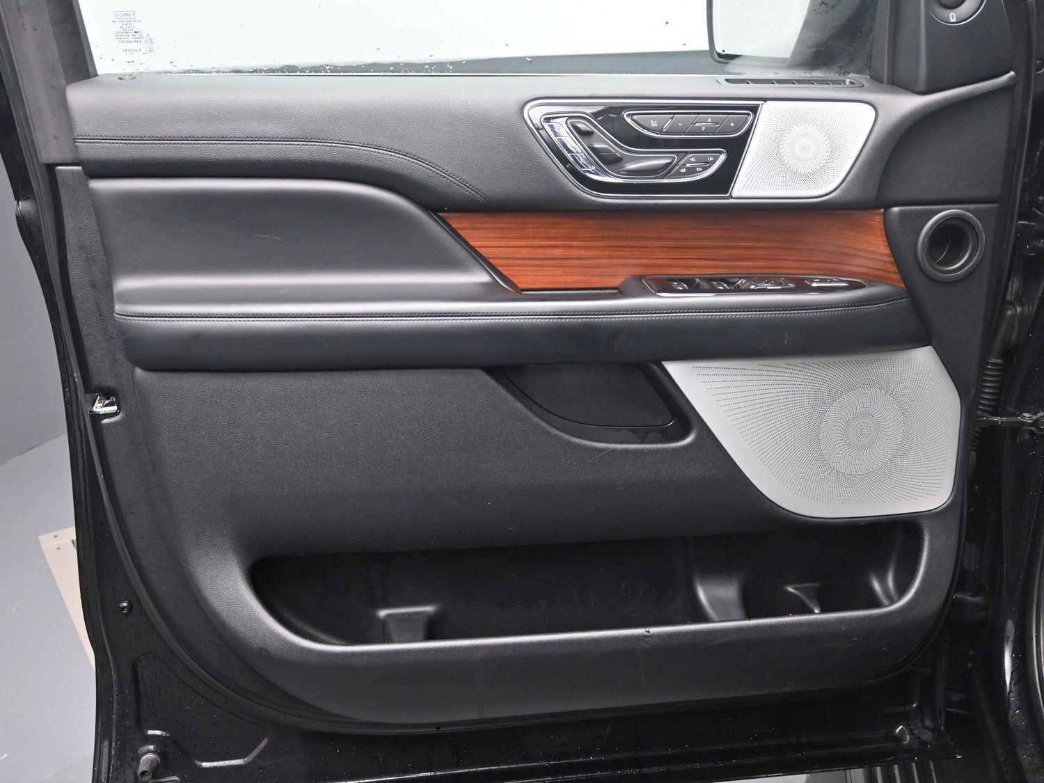 Used 2019 Infinite Black Metallic Lincoln Reserve image 21