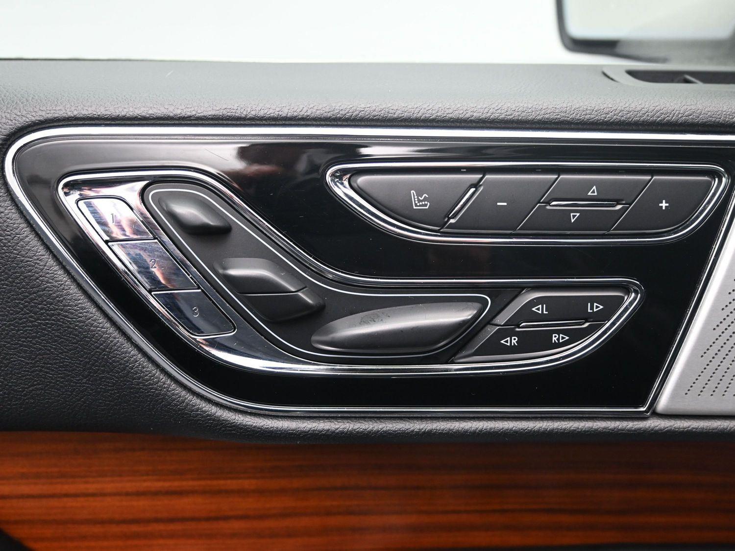 Used 2019 Infinite Black Metallic Lincoln Reserve image 22