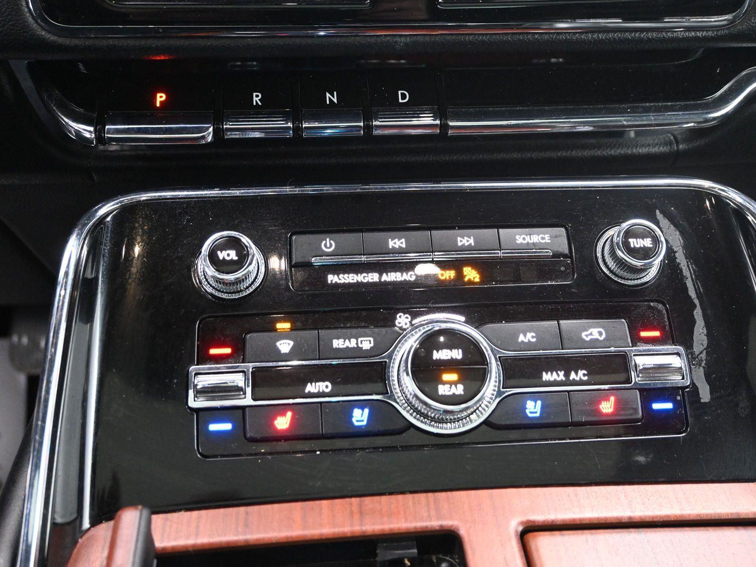 Used 2019 Infinite Black Metallic Lincoln Reserve image 31