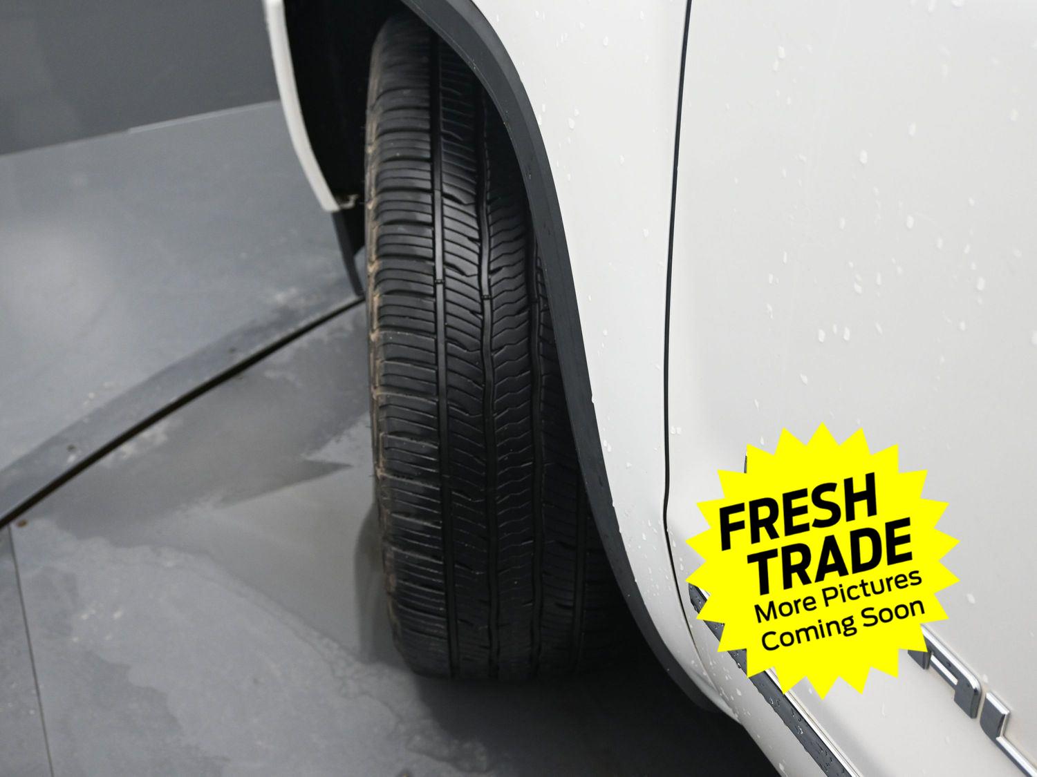 Used 2017 White Frost Tricoat GMC Denali image 5