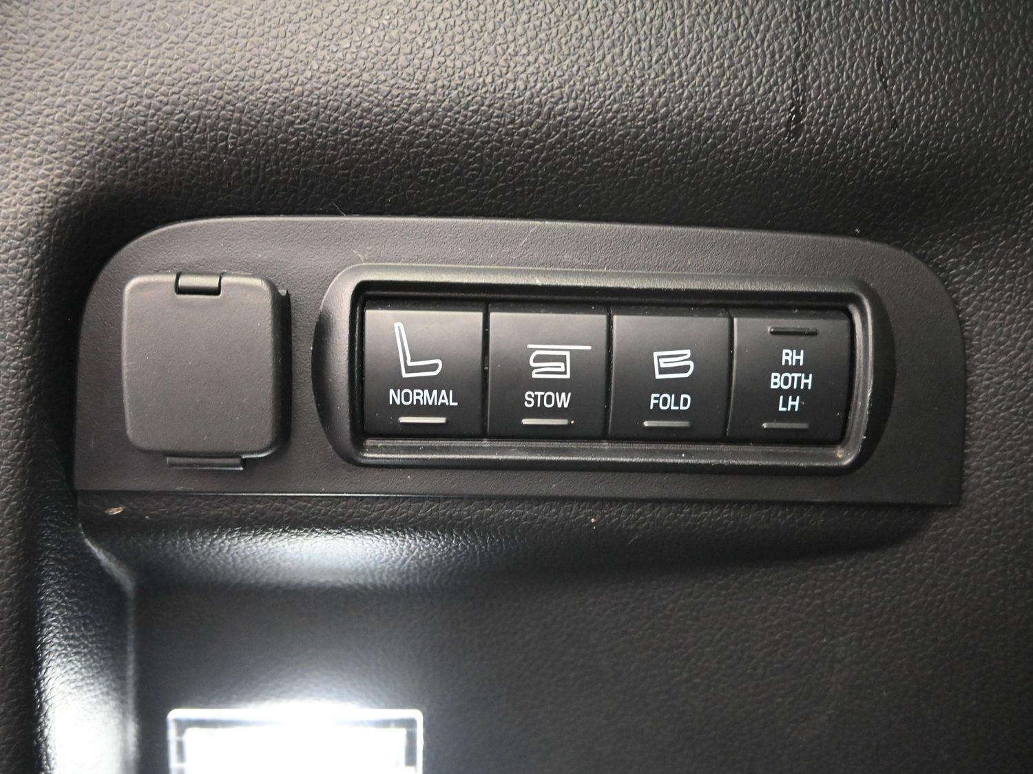 Used 2016 White Platinum Metallic Tri-Coat FORD Sport image 15