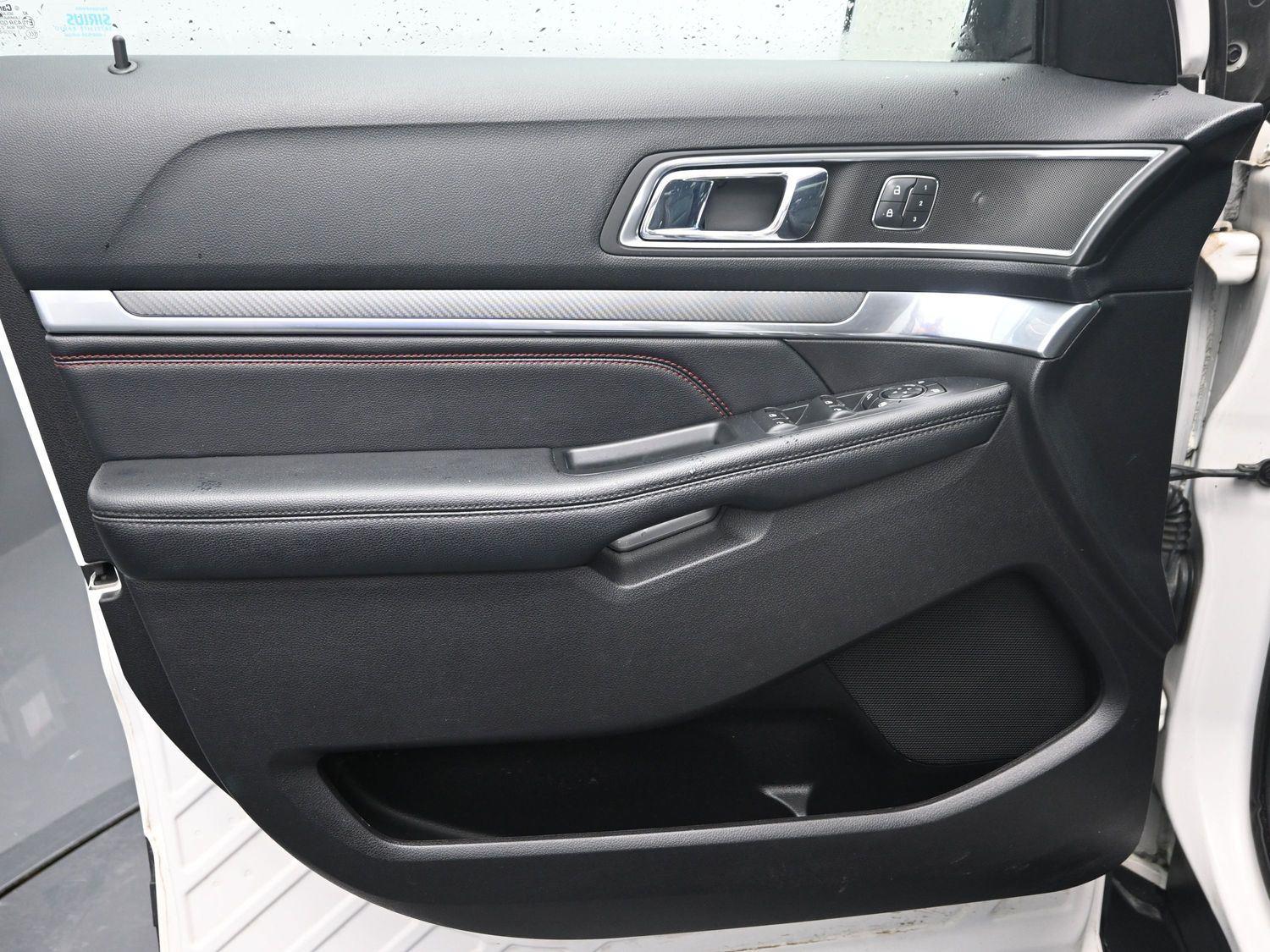 Used 2016 White Platinum Metallic Tri-Coat FORD Sport image 19