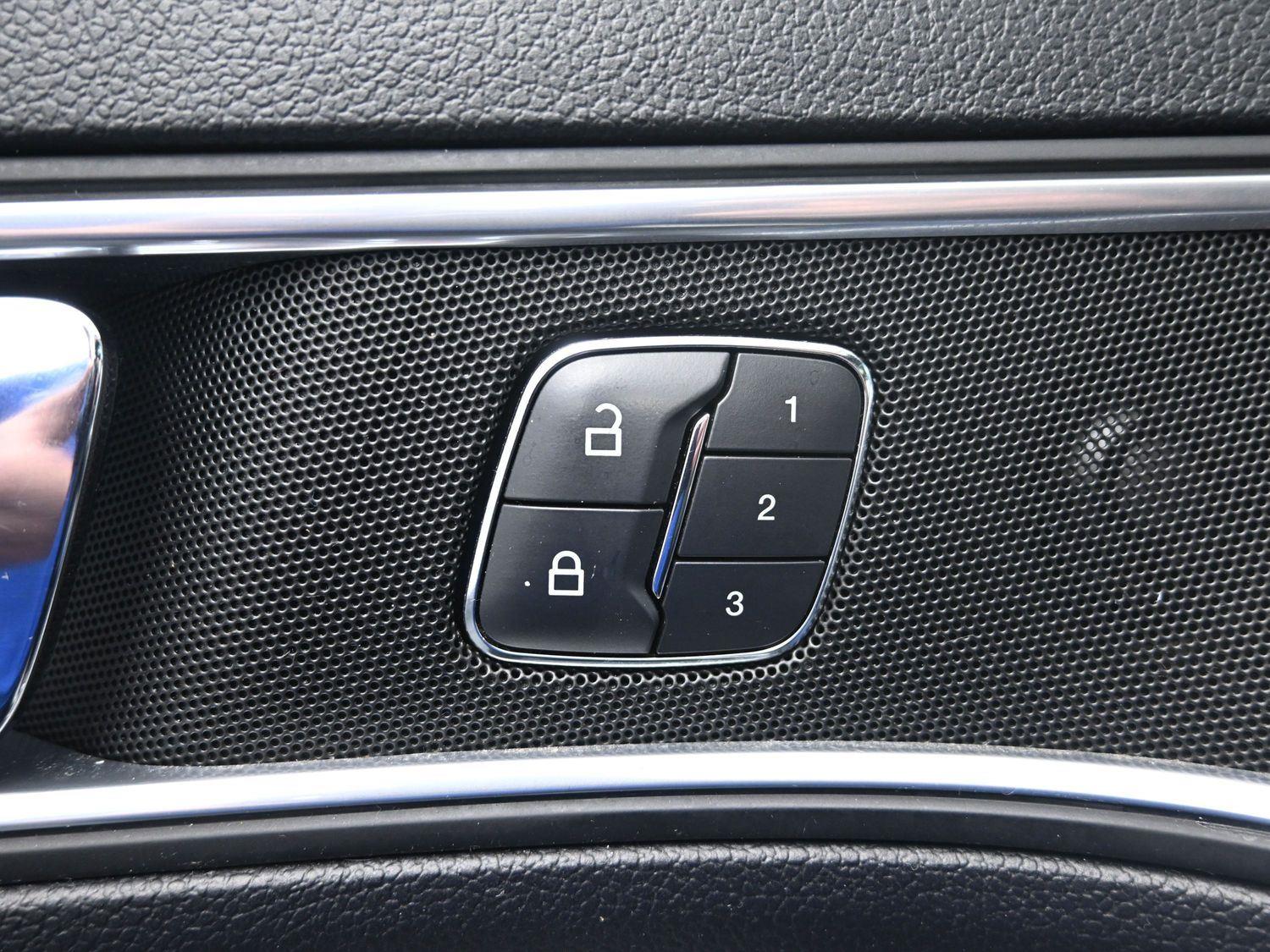 Used 2016 White Platinum Metallic Tri-Coat FORD Sport image 20