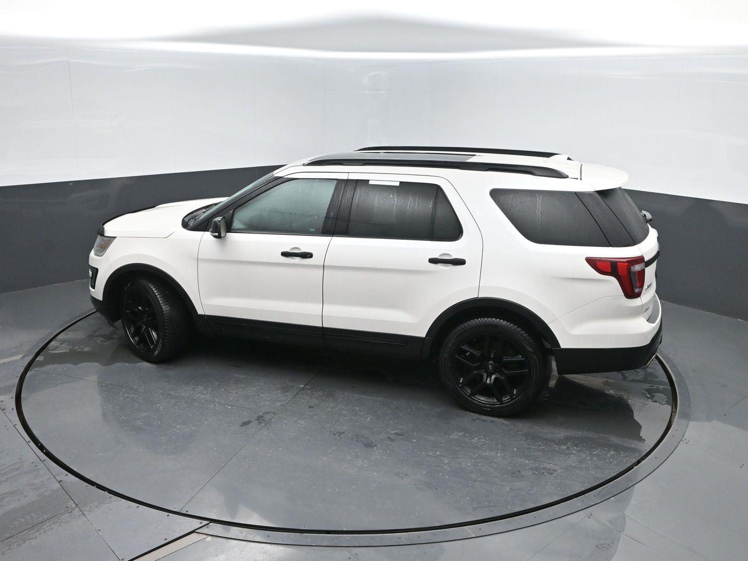 Used 2016 White Platinum Metallic Tri-Coat FORD Sport image 38