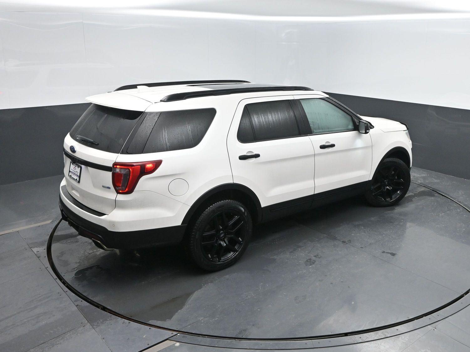 Used 2016 White Platinum Metallic Tri-Coat FORD Sport image 39