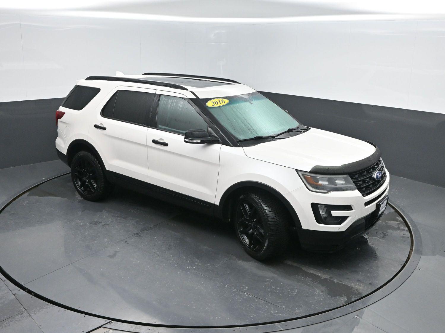 Used 2016 White Platinum Metallic Tri-Coat FORD Sport image 40