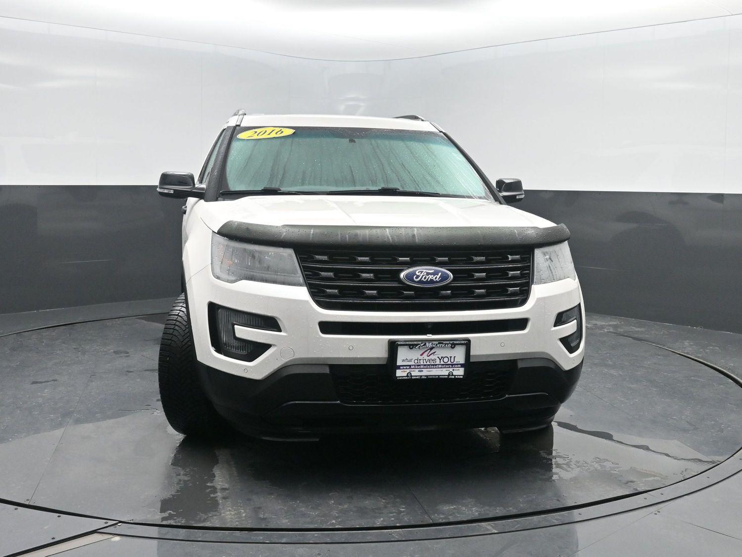 Used 2016 White Platinum Metallic Tri-Coat FORD Sport image 43