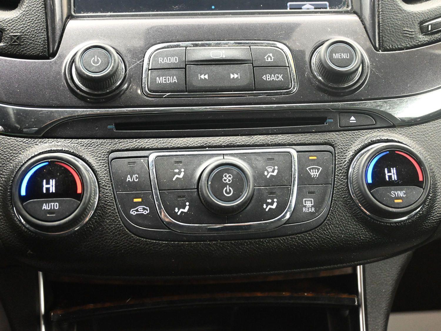 Used 2014 Silver Ice Metallic Chevrolet LT image 28