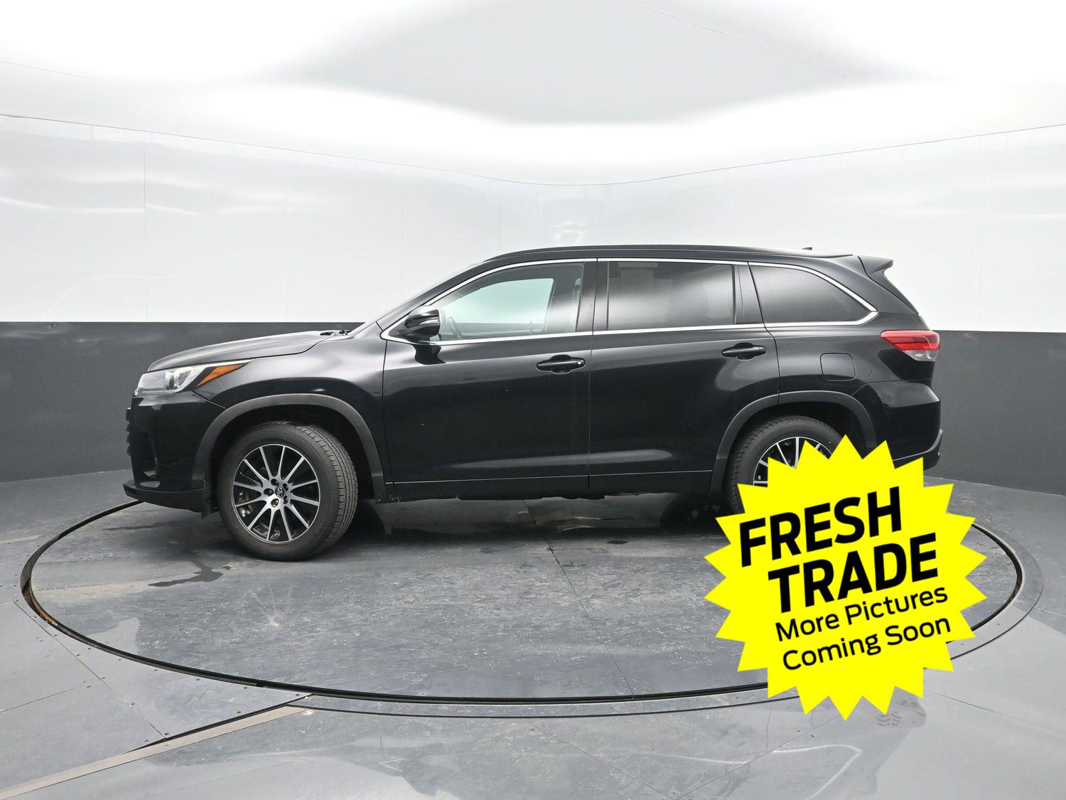 Midnight Black Metallic 2017 Toyota Highlander SE SUV / Crossover Front-Wheel Drive 8-Speed Automatic