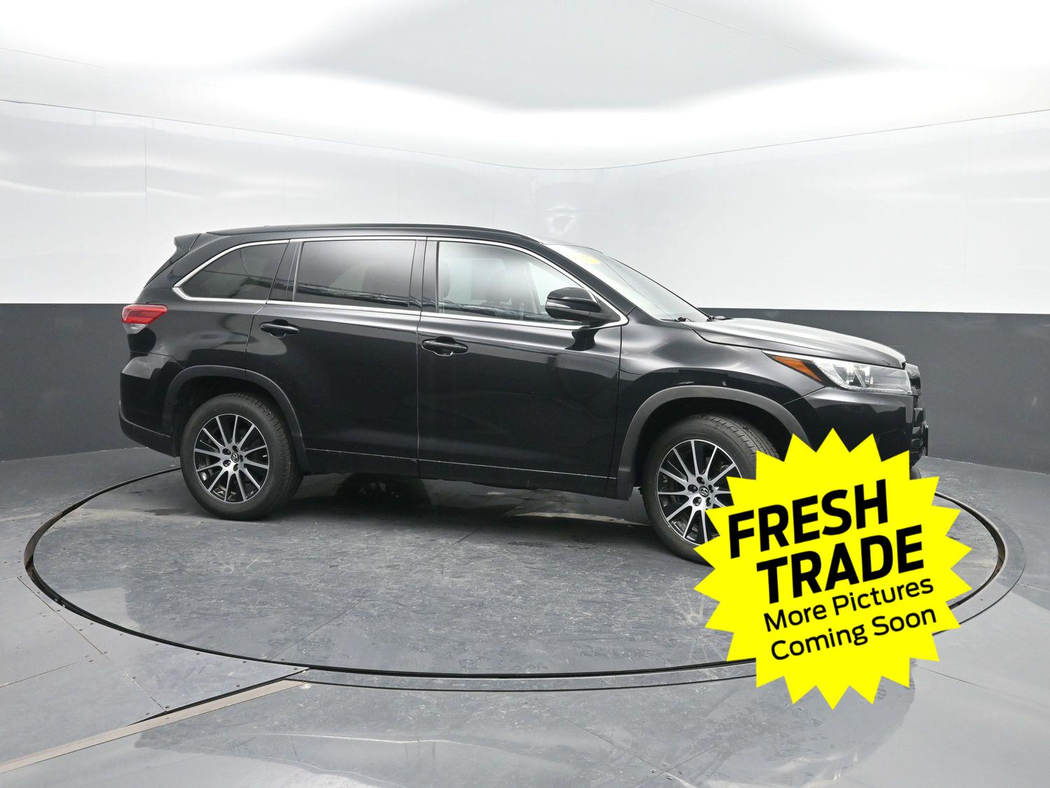 Used 2017 Midnight Black Metallic Toyota SE image 3