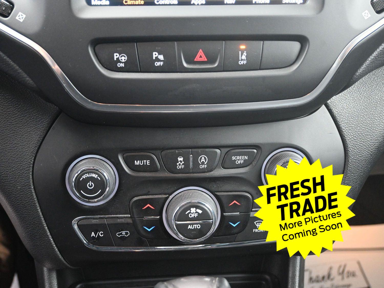 Used 2023 Sting-Gray Clearcoat Jeep Altitude Lux image 29