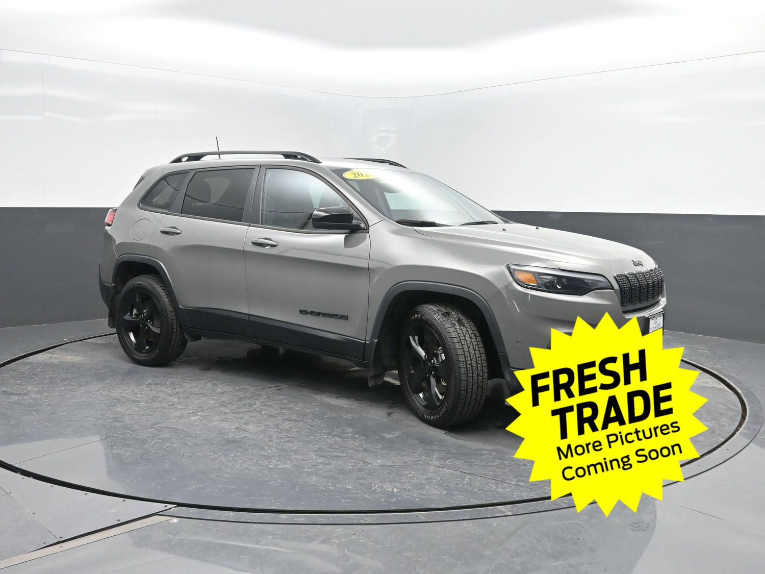 Used 2023 Sting-Gray Clearcoat Jeep Altitude Lux image 4