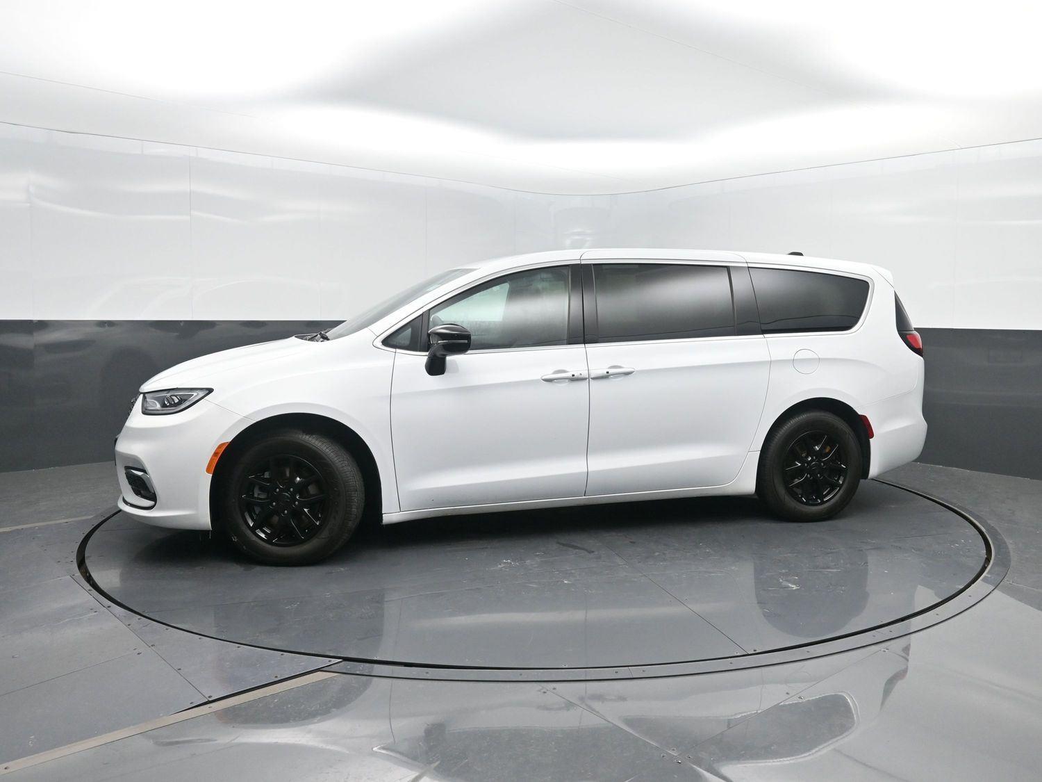 Bright White Clearcoat 2025 Chrysler Pacifica Minivan Front-Wheel Drive 9-Speed Automatic