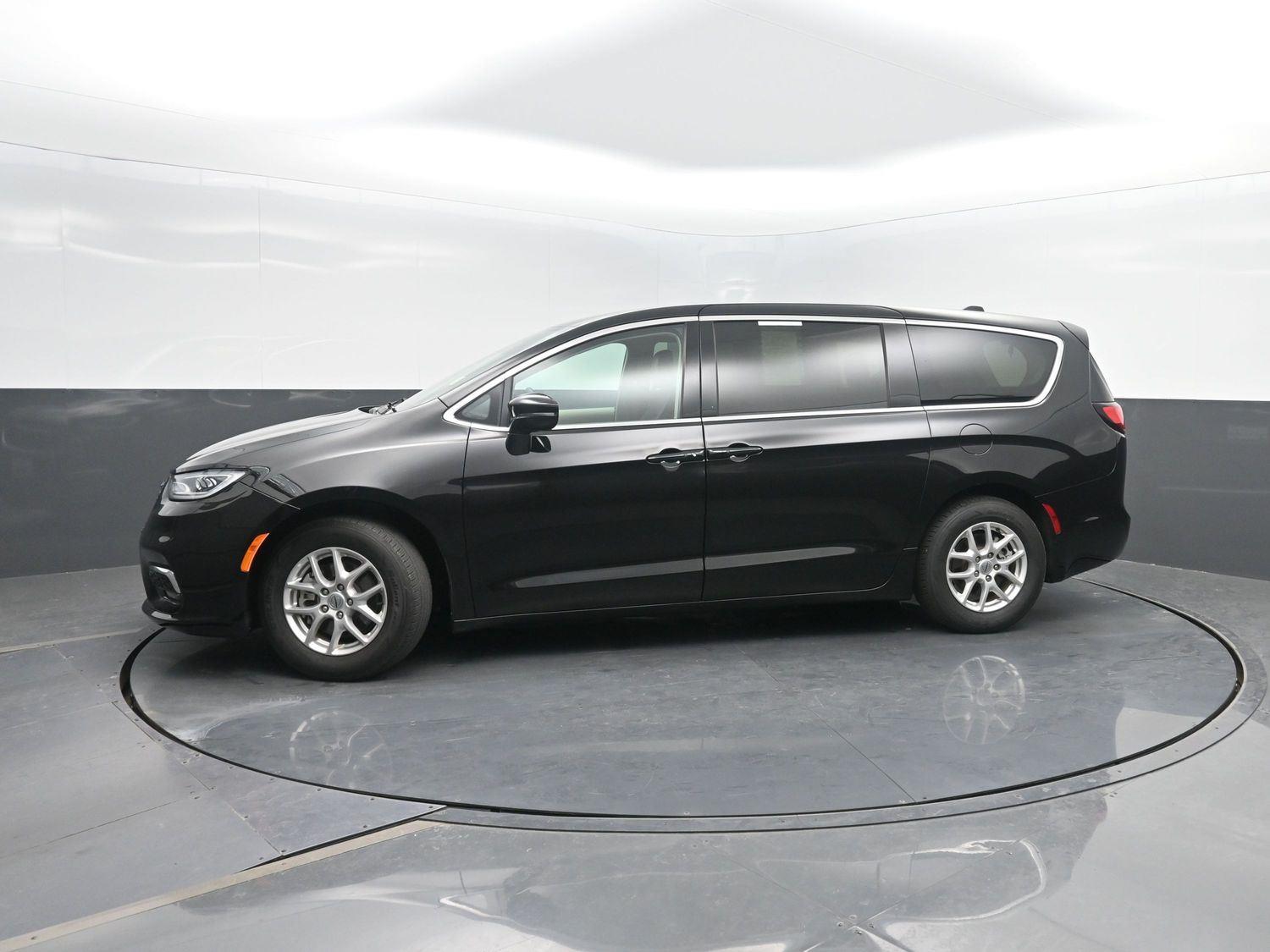Diamond Black Crystal Pearlcoat 2024 Chrysler Pacifica Touring L FWD Minivan Front-Wheel Drive 9-Speed Automatic