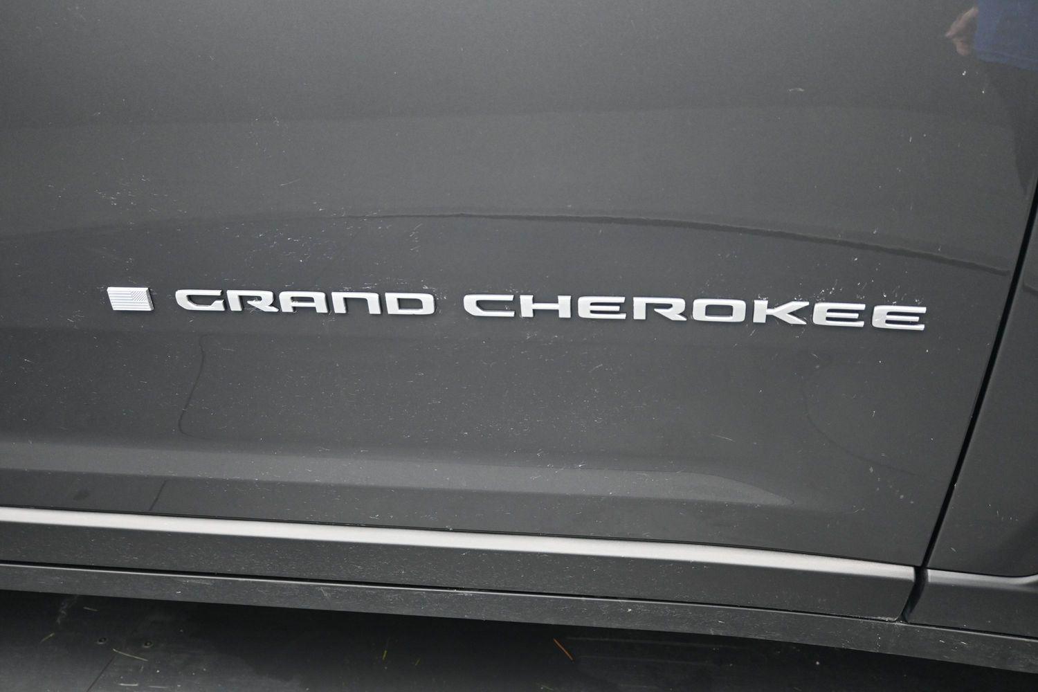 Used 2025 Baltic Gray Metallic Clearcoat Jeep Limited image 7