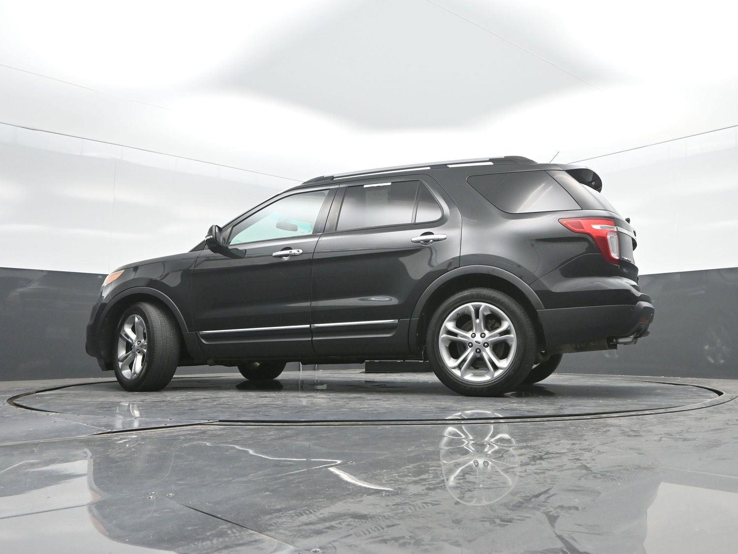 Used 2015 Tuxedo Black Metallic Ford Limited image 31