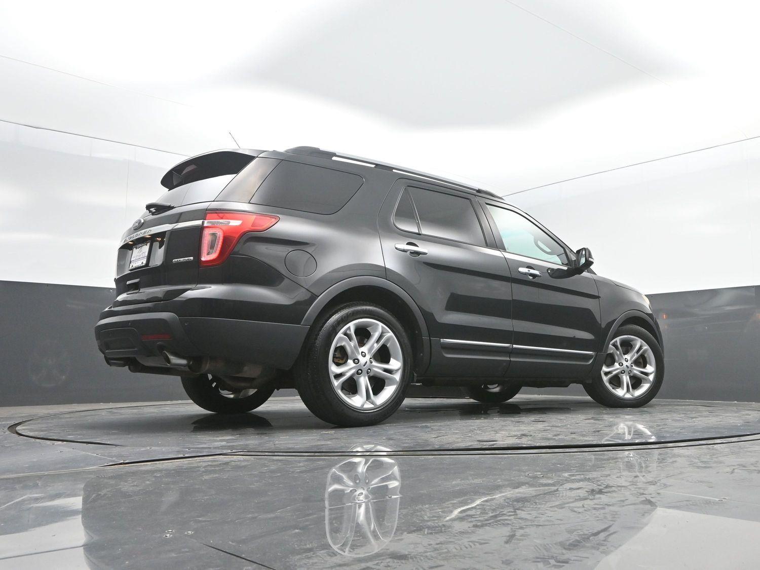 Used 2015 Tuxedo Black Metallic Ford Limited image 32