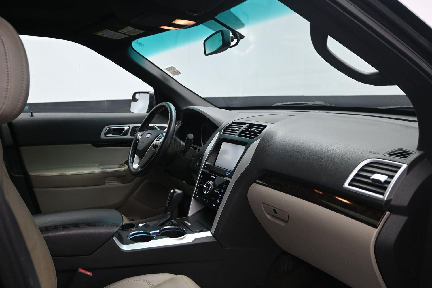 Used 2015 Tuxedo Black Metallic Ford Limited image 11