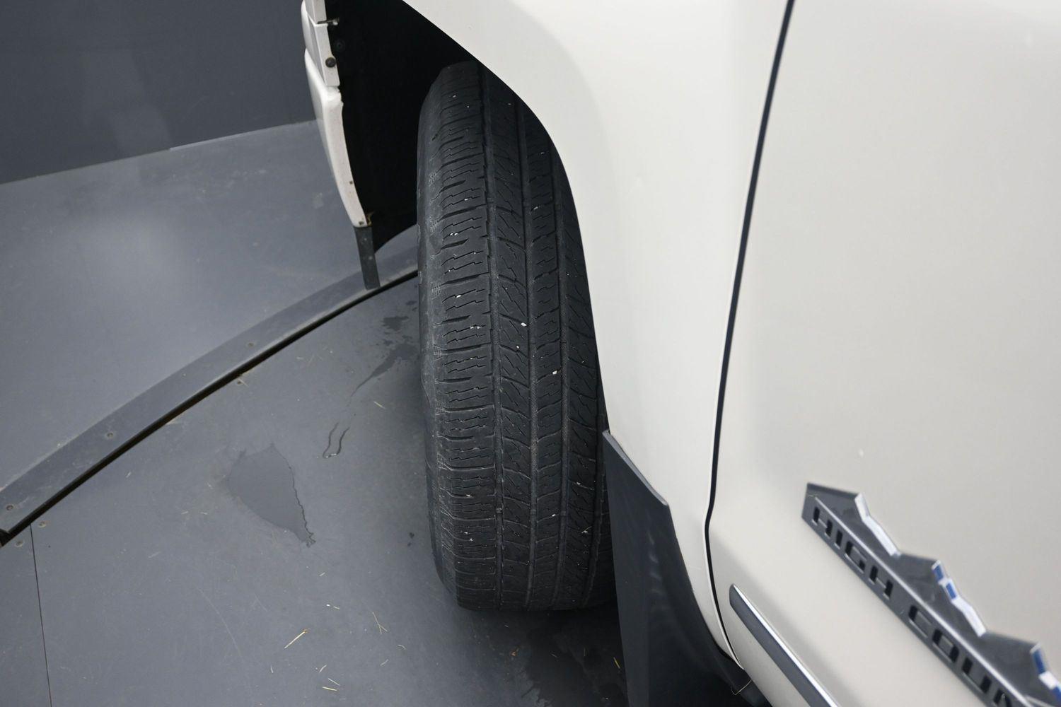 Used 2014 White Diamond Tricoat Chevrolet High Country image 5