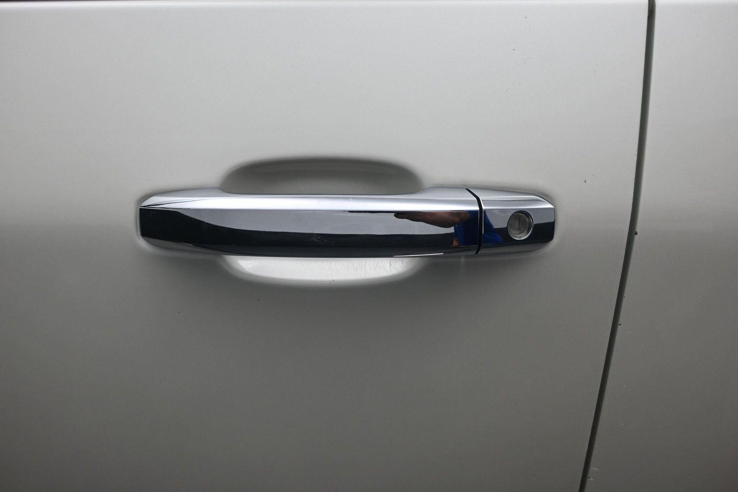 Used 2014 White Diamond Tricoat Chevrolet High Country image 18