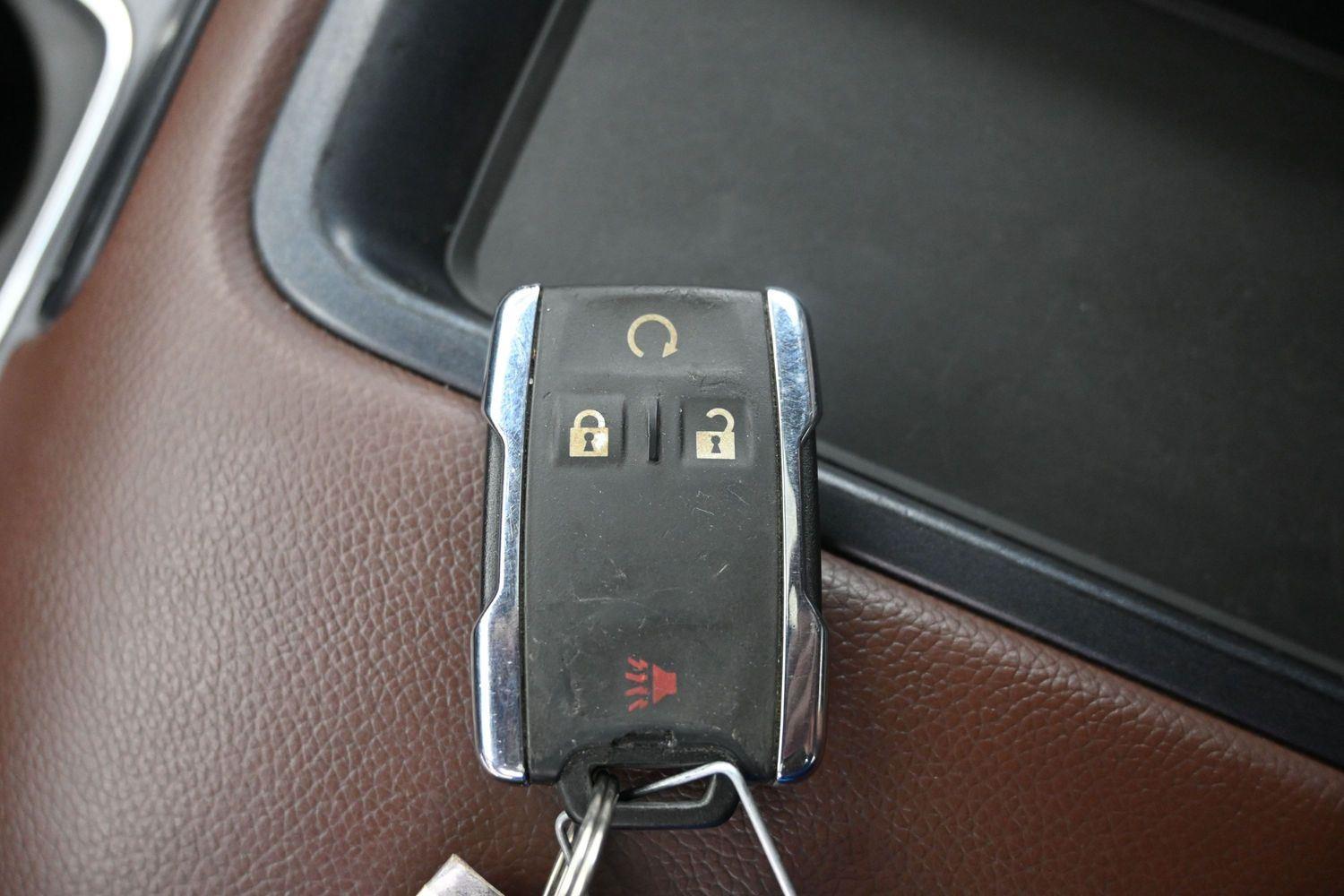 Used 2014 White Diamond Tricoat Chevrolet High Country image 24