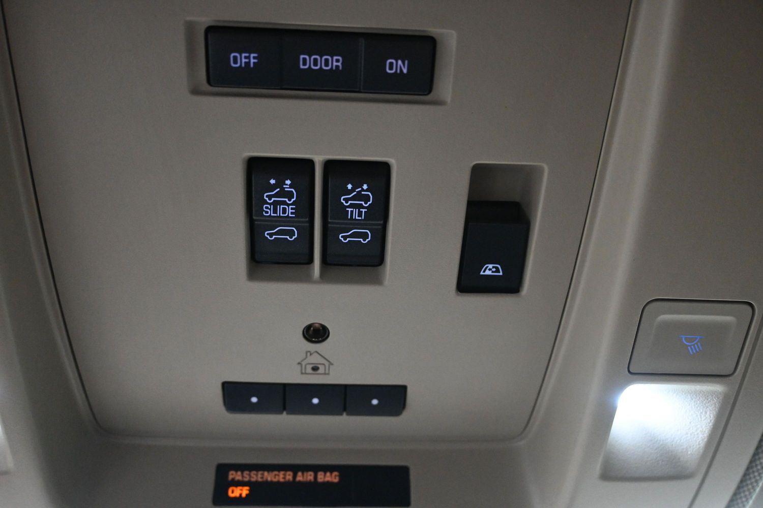 Used 2014 White Diamond Tricoat Chevrolet High Country image 34