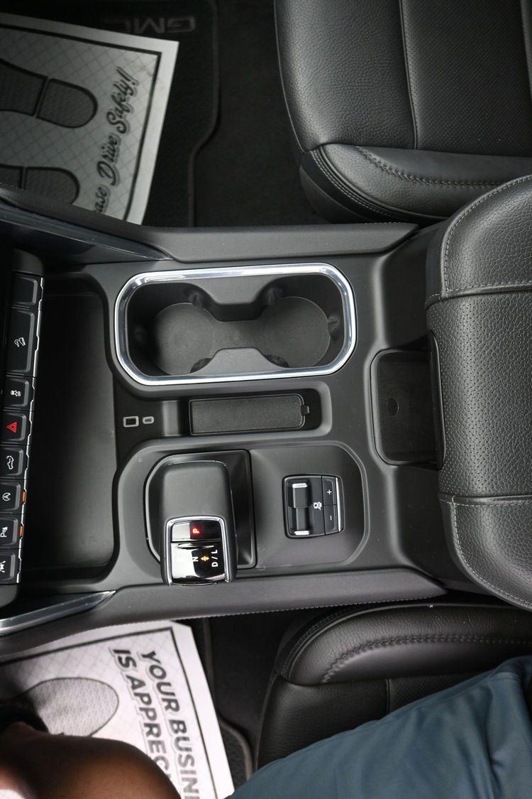 Used 2025 White Frost Tricoat GMC Denali image 34