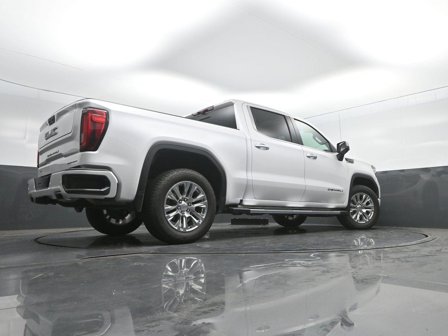 Used 2025 White Frost Tricoat GMC Denali image 39