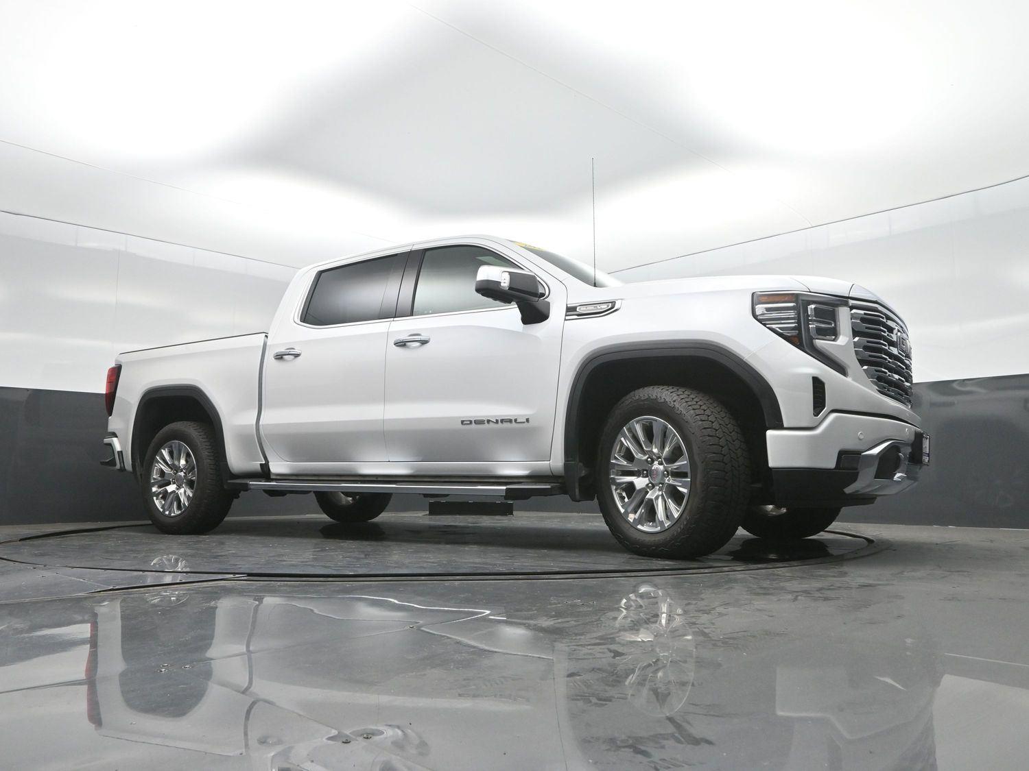 Used 2025 White Frost Tricoat GMC Denali image 40