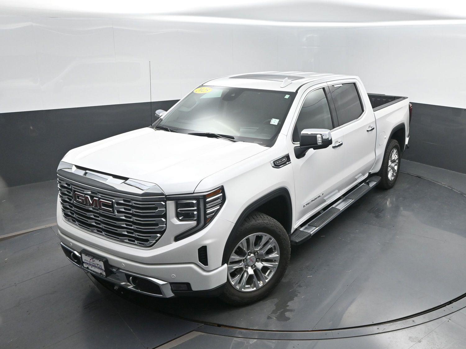 Used 2025 White Frost Tricoat GMC Denali image 41