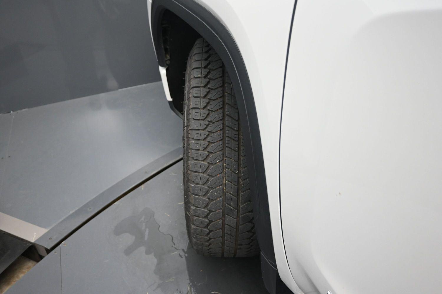 Used 2025 White Frost Tricoat GMC Denali image 5