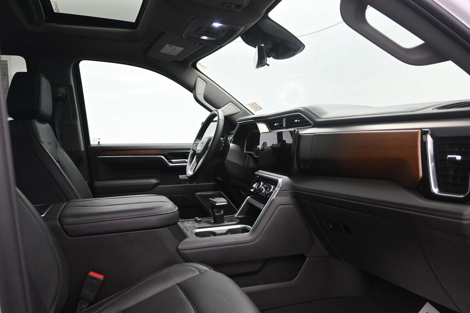 Used 2025 White Frost Tricoat GMC Denali image 13