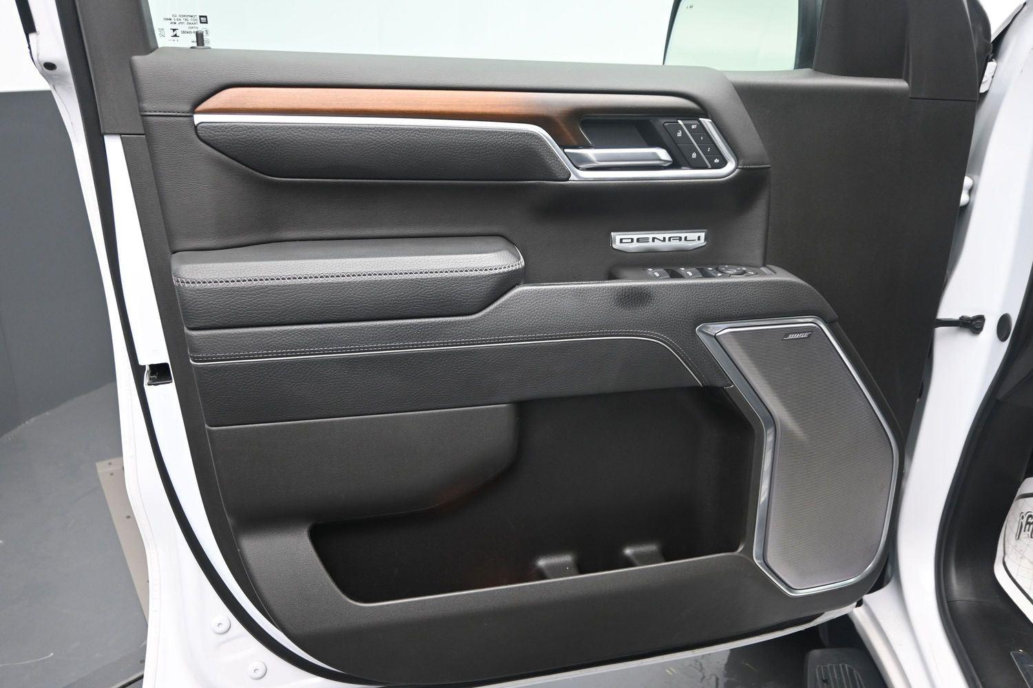 Used 2025 White Frost Tricoat GMC Denali image 21