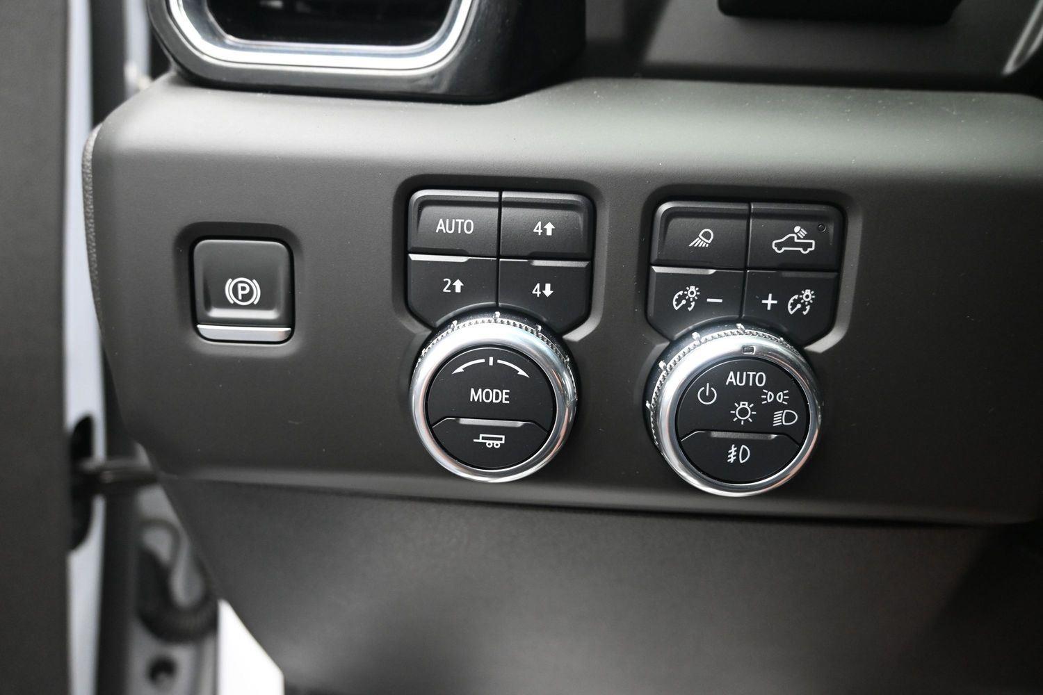 Used 2025 White Frost Tricoat GMC Denali image 25