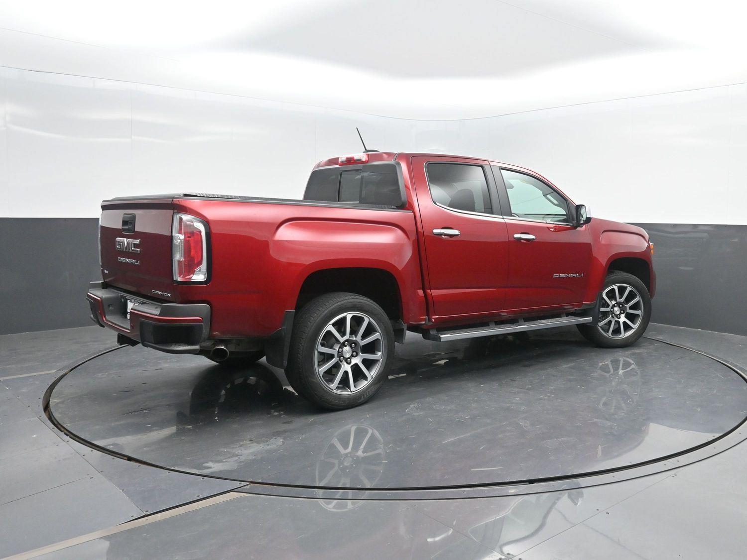 Used 2022  GMC  image 2