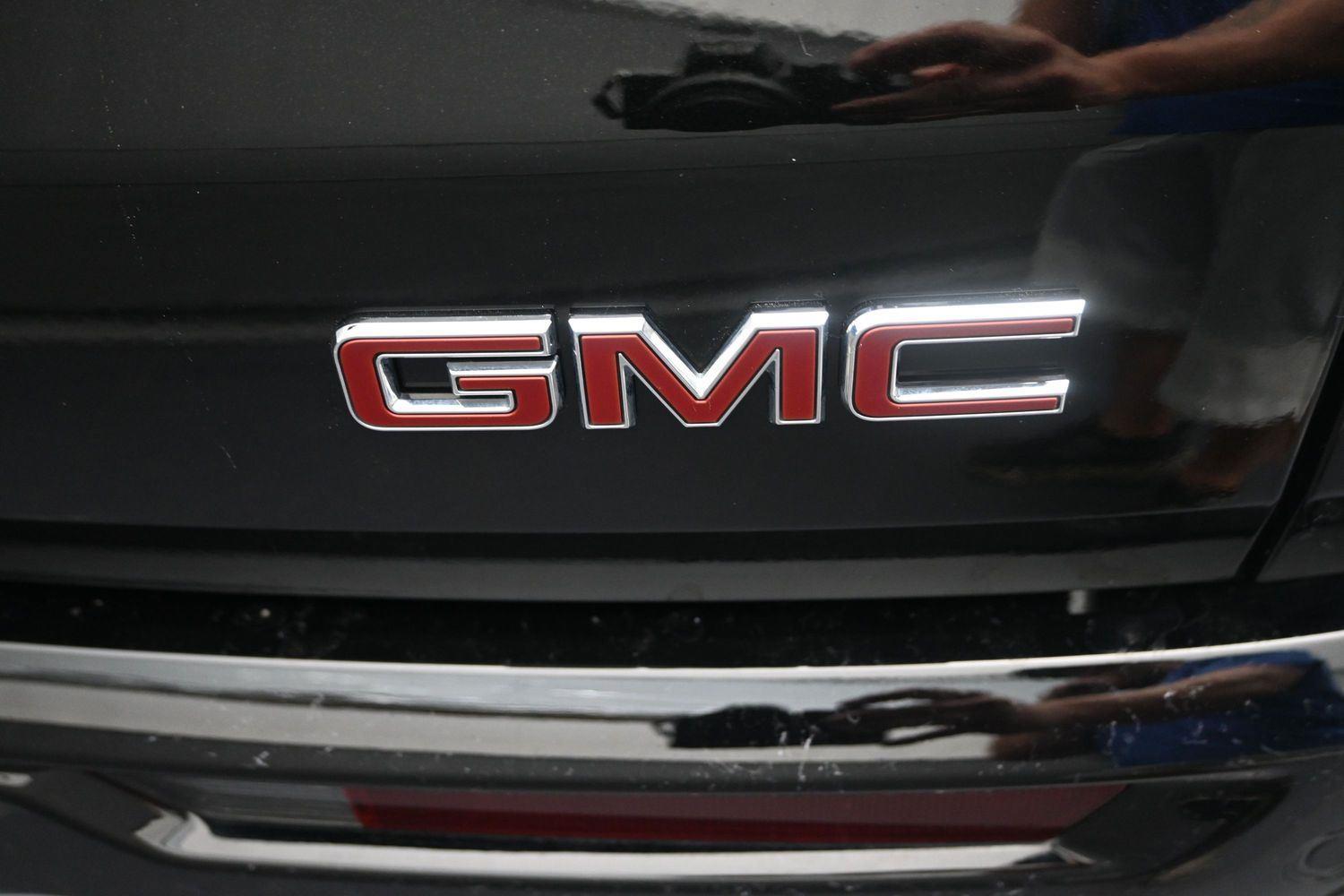 Used 2025 Ebony Twilight Metallic GMC AWD Denali image 17