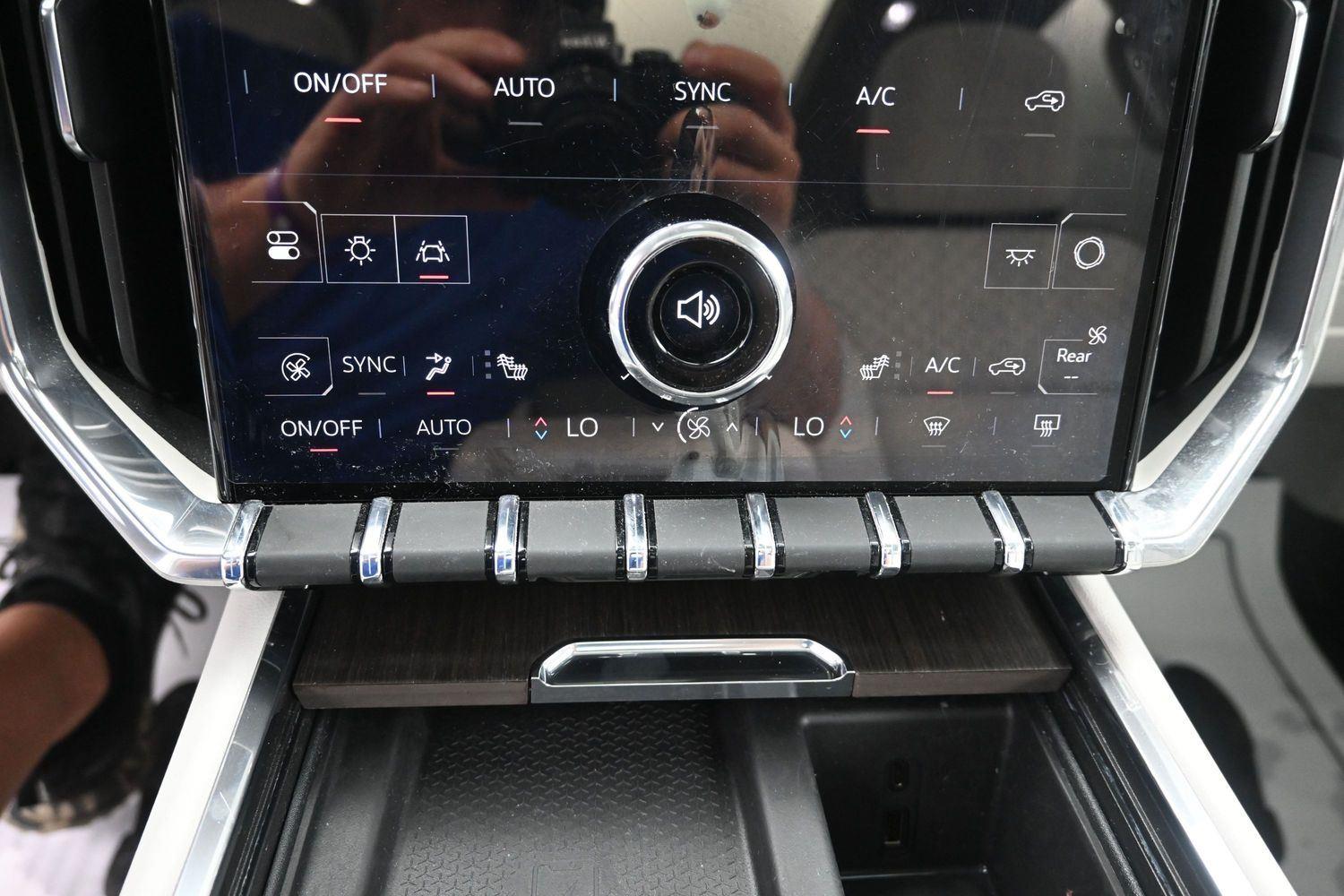 Used 2025 Ebony Twilight Metallic GMC AWD Denali image 33
