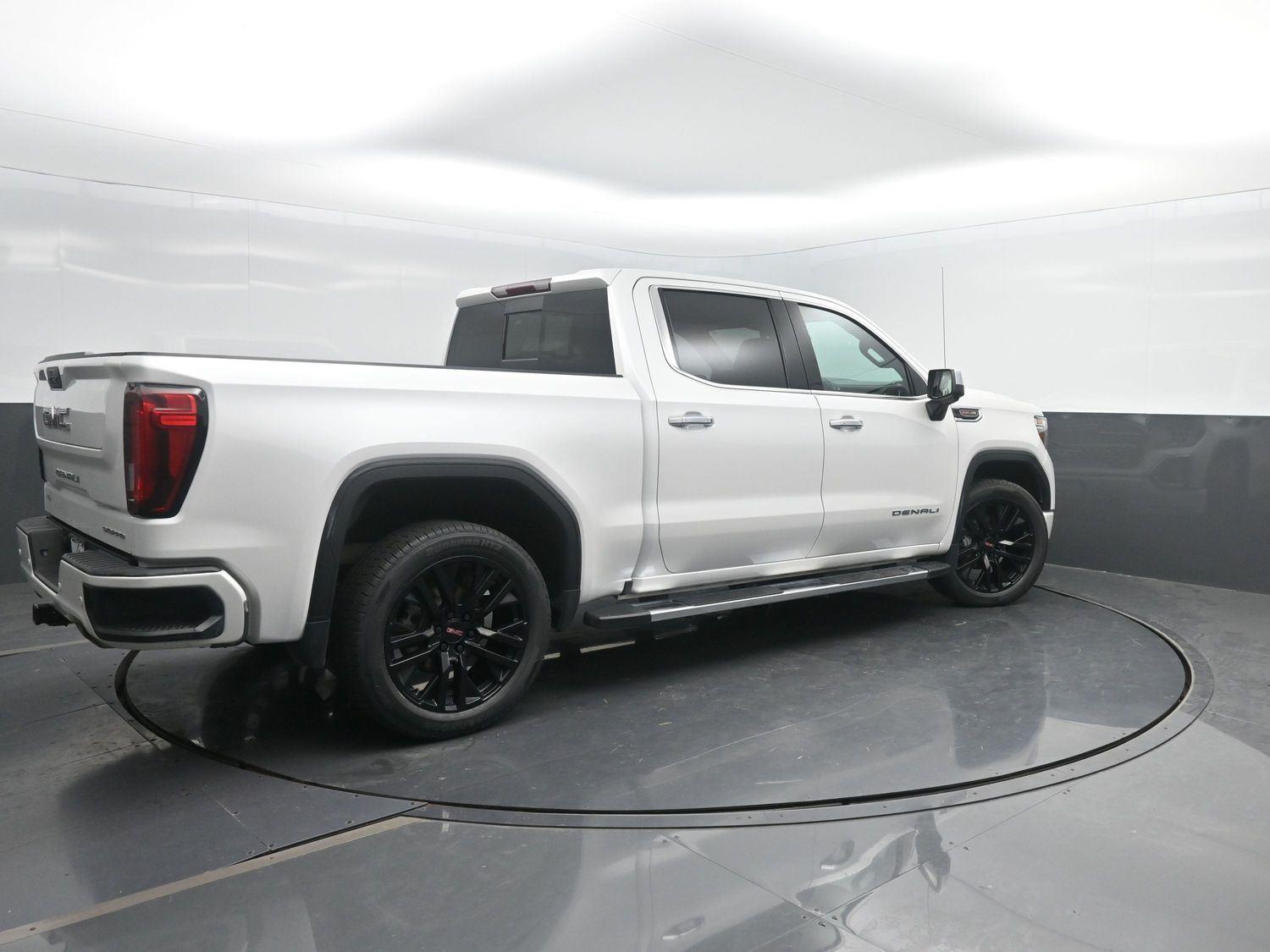 Used 2021 White Frost Tricoat GMC Denali image 2