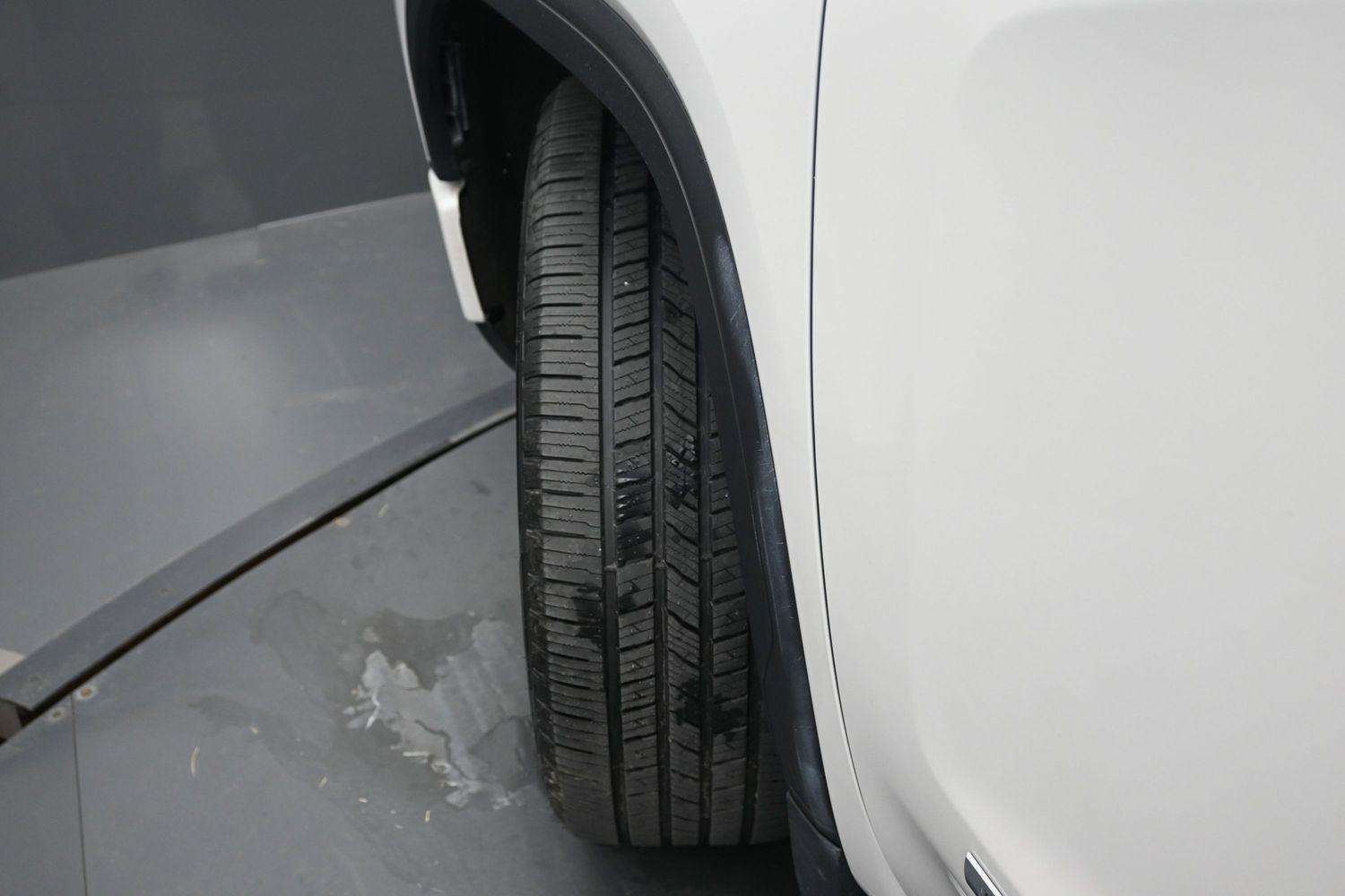 Used 2021 White Frost Tricoat GMC Denali image 5