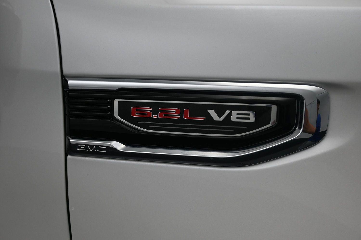 Used 2021 White Frost Tricoat GMC Denali image 6
