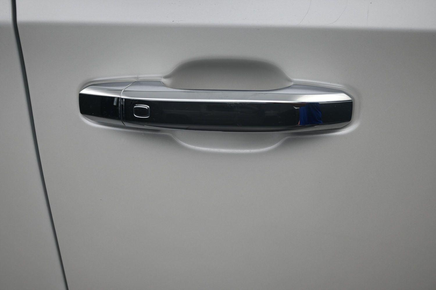 Used 2021 White Frost Tricoat GMC Denali image 7