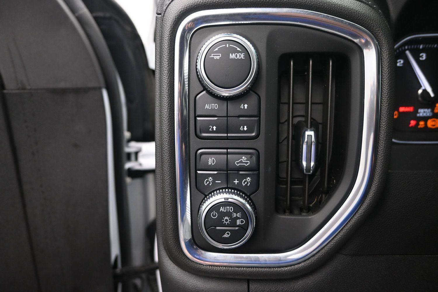 Used 2021 White Frost Tricoat GMC Denali image 25