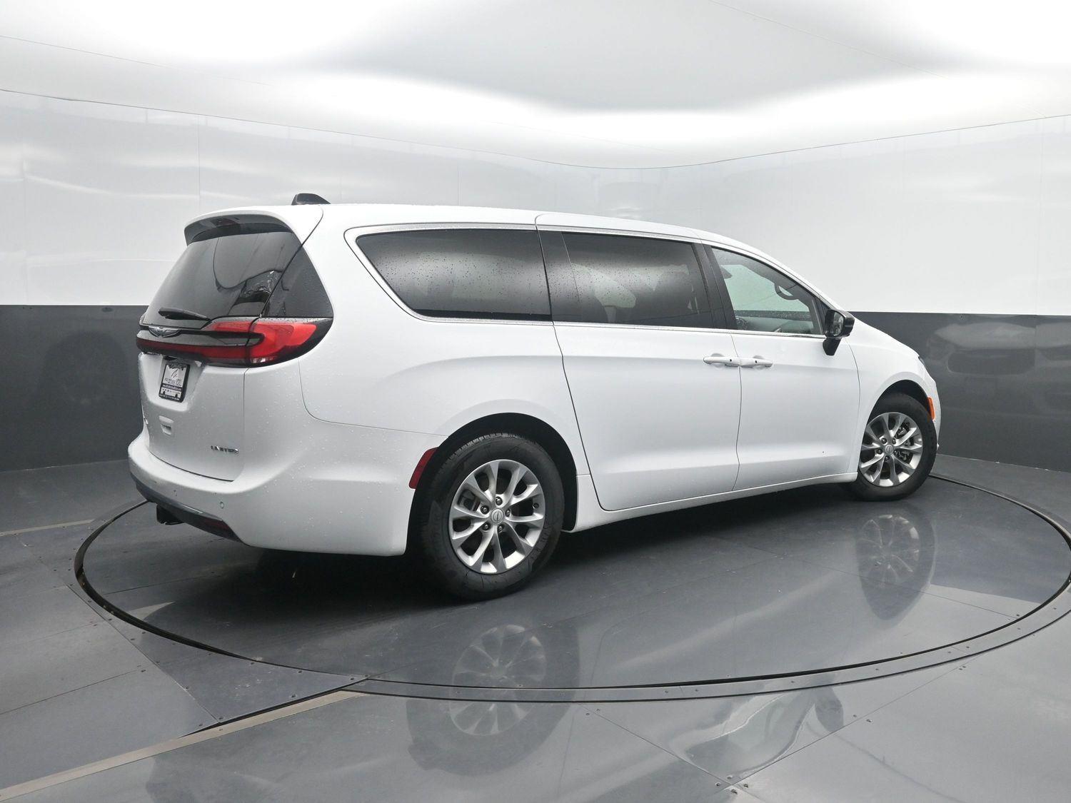 2026 Chrysler Pacifica Limited FWD