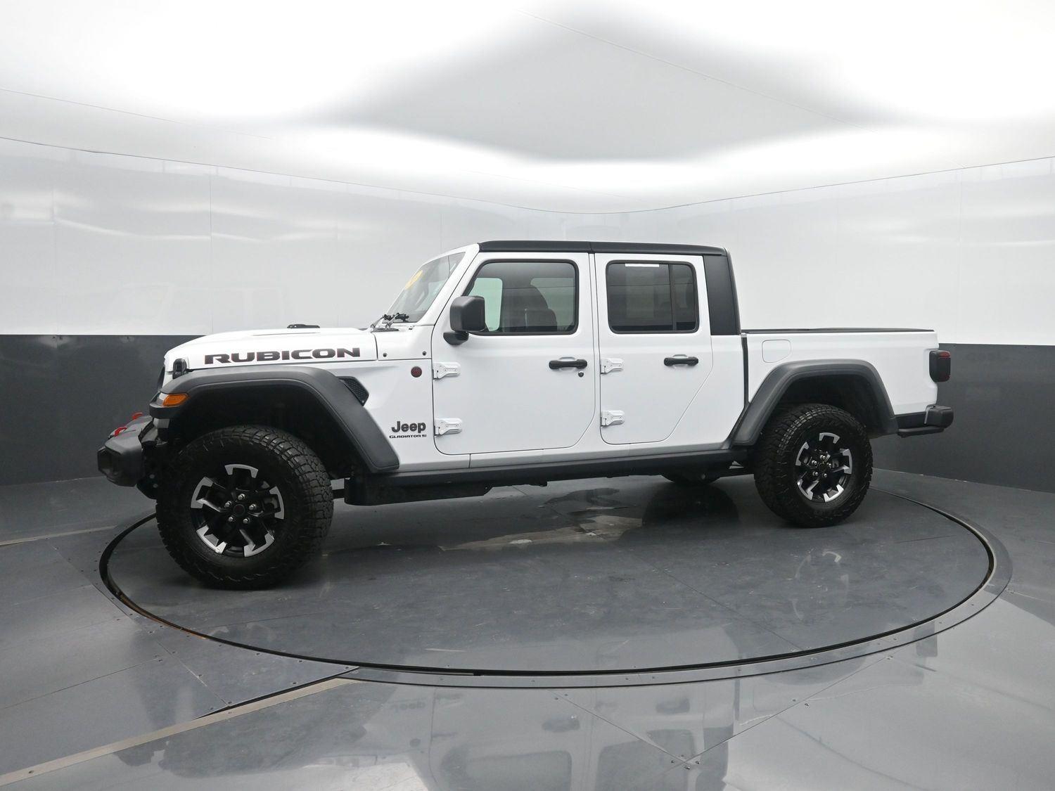 Bright White Clearcoat 2026 Jeep Gladiator Pickup Truck Four-Wheel Drive 8-Speed Automatic