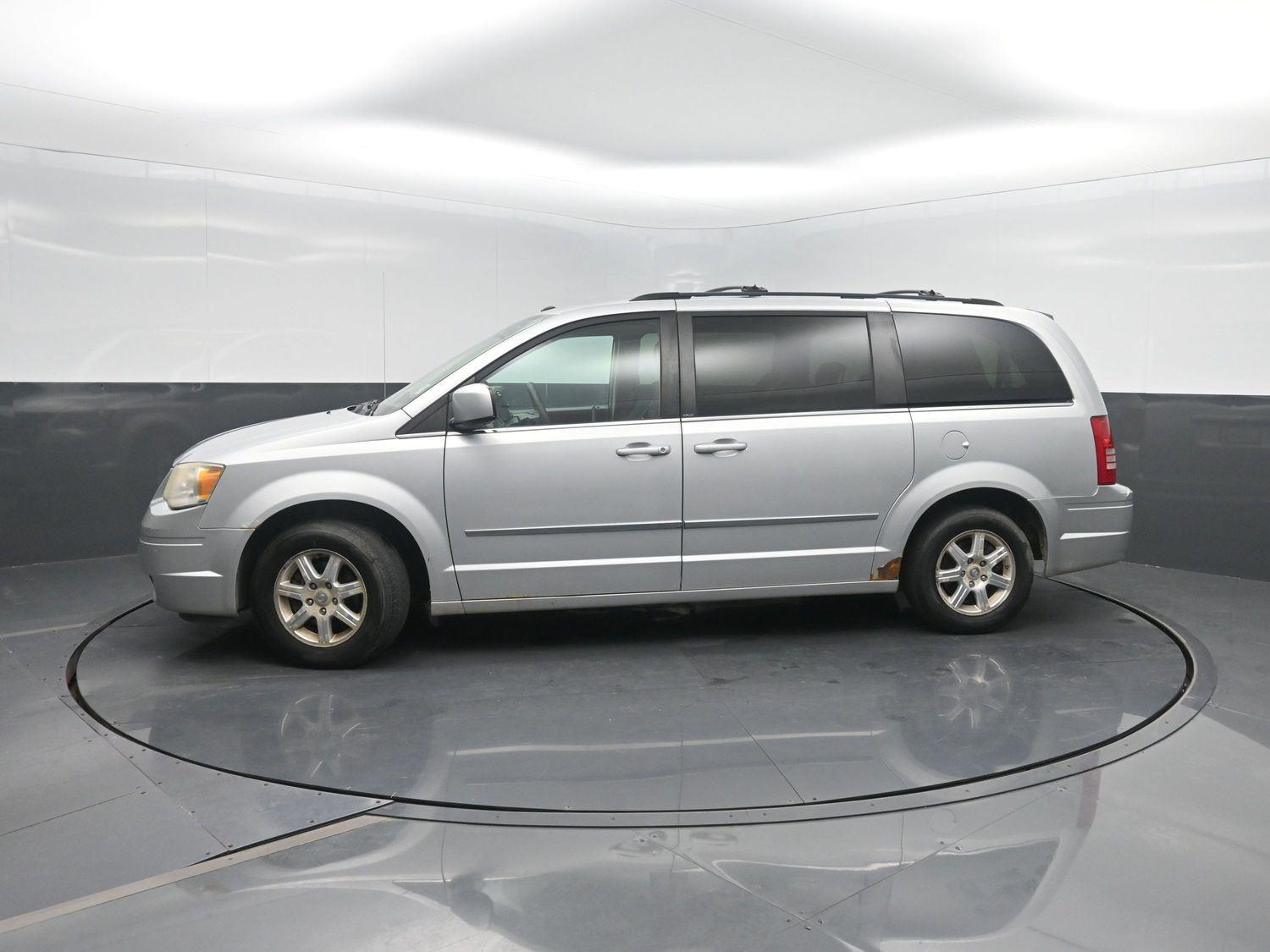 Bright Silver Metallic 2009 Chrysler Town & Country Minivan Front-Wheel Drive 6-Speed Automatic