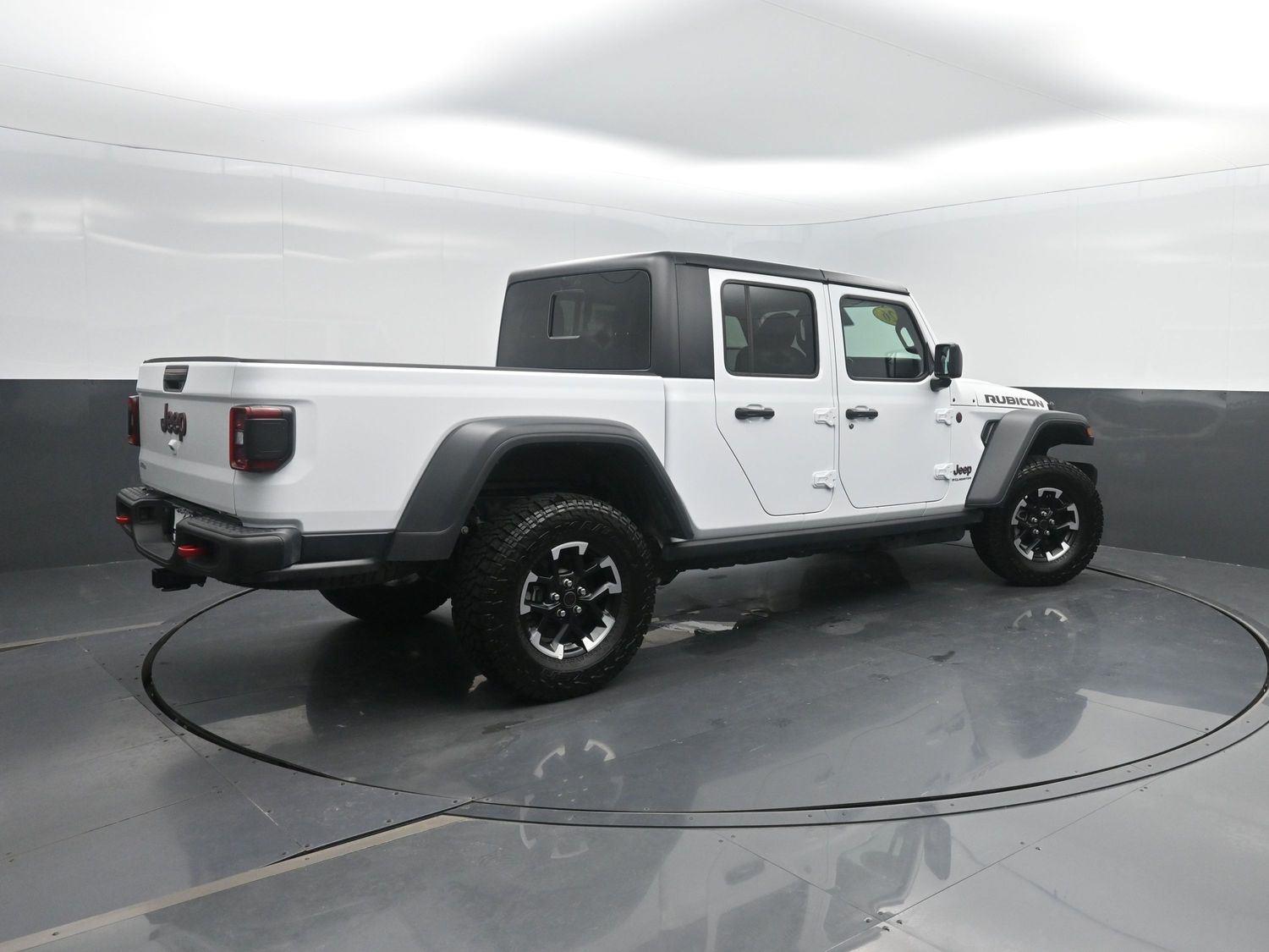 Bright White Clearcoat 2026 Jeep Gladiator Pickup Truck Four-Wheel Drive 8-Speed Automatic